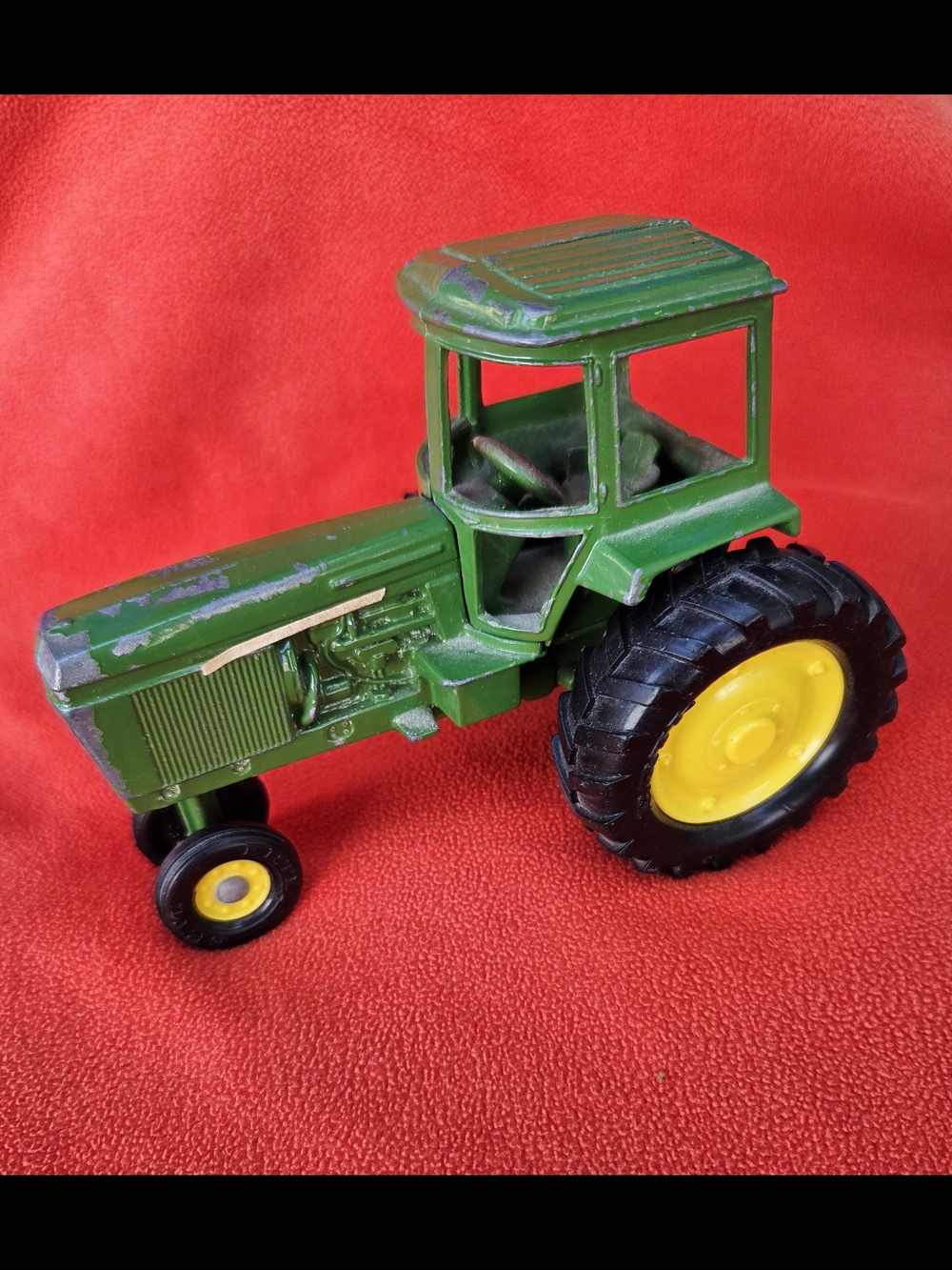 VINTAGE JOHN DEER DIECAST TRACTOR TOY